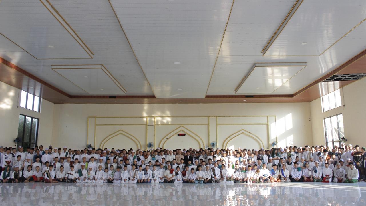 Students praying together in congregation